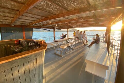 Sundowner Sunset Cruise Airlie Beach