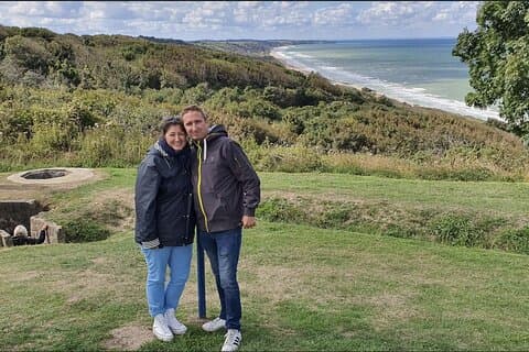 Passeio de jipe ou caminhão Dodge da Segunda Guerra Mundial no local da praia de Omaha