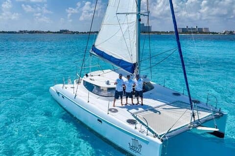 Segling och snorkling på en lyxkatamaran till Isla Mujeres