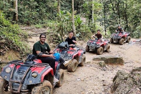 ATV-Abenteuer in Kemensah und Abendessen im Fluss mit Einheimischen