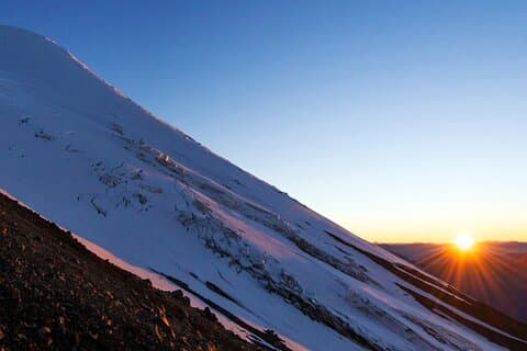 オソルノ火山の氷河までの日の出ハイキング