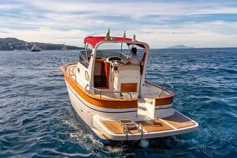 Tour privado en barco de Sorrento a Capri en un Gozzo clásico 7.50