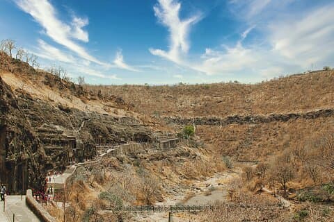 Tour privato di un giorno alle grotte di Ajanta con guida, biglietti d'ingresso e auto AC
