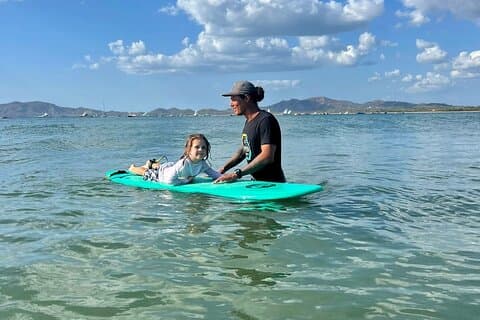 Aprende a Surfear en Playa Grande