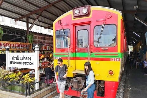 Privat Damnoen Saduak och Maeklong Railway Market Tour (min 2pax)
