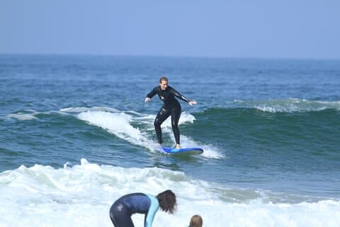 Cours de surf privé d'une demi-journée avec prise en charge