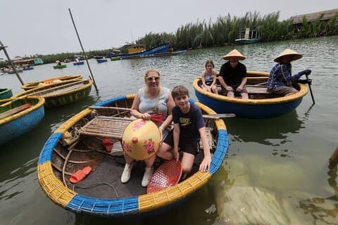 Balade en bateau en bambou et visite privée à pied de la ville antique de Hoi An