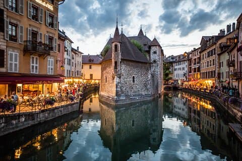 Privat tur til Annecy med skyglass takbuss fra Genève