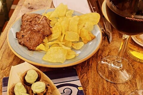 Tour gastronômico privado em um bairro local de Sevilha