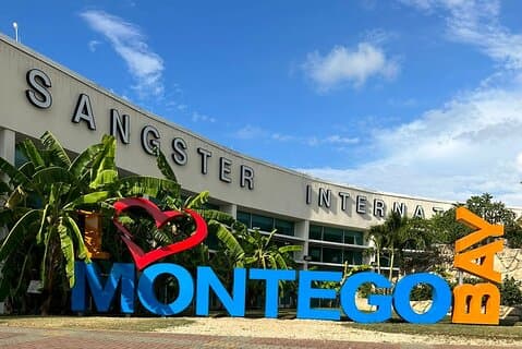 Transferência privada de sentido único do aeroporto MBJ para hotéis em Montego Bay