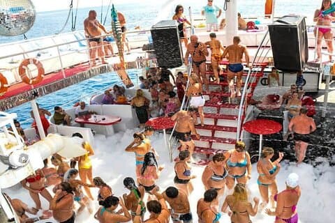 Piratenbootstour durch Antalya mit Mittagessen und Hin- und Rücktransfer