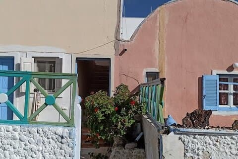 Santorinis landsbyer, vinveje og skjulte perler - The Grand Hike