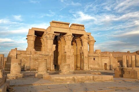 Tagestour von Luxor nach Assuan (Edfu, Kom Ombo, Philae, High Dam)