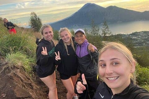 Trekking sur le volcan Batur et visite guidée privée des sources chaudes