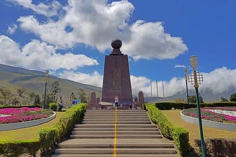 Mitten in der Welt & Papallacta Hot Springs Tour von Quito