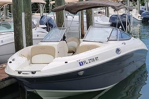 Miami Bay: Privat båt, inkludert gass, 6 personer, kaptein