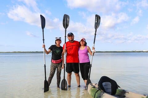 Caiaques no ecossistema da lagoa de manguezais de Cancun