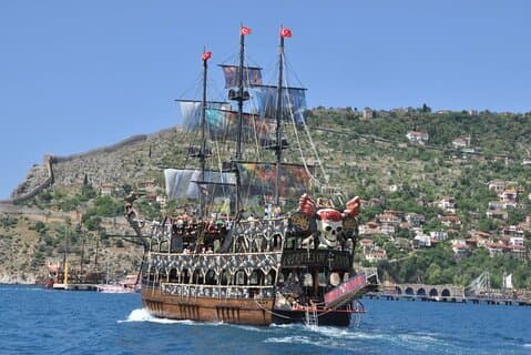 Alanya: Pirates Yacht Tour med frokost og sodavand