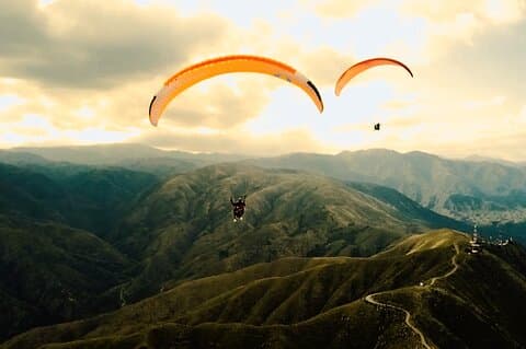 Paragliding: gratis flyveoplevelse over foden af ​​bjergene