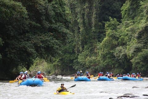 Rafting sul fiume Pacuare da La Fortuna con navetta per Puerto Viejo o San Jose