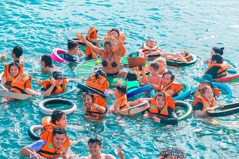 Paseo en barco por Nha Trang Bar flotante Espectáculo de música en vivo