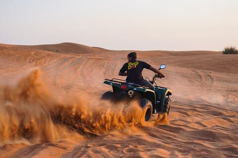 Dubai Abend Wüstensafari, Quadfahren, Live-Shows & Grillabendessen
