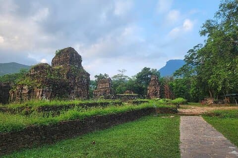 My Son Sanctuary & Kim Bong Craft Village per overdekte boot of auto