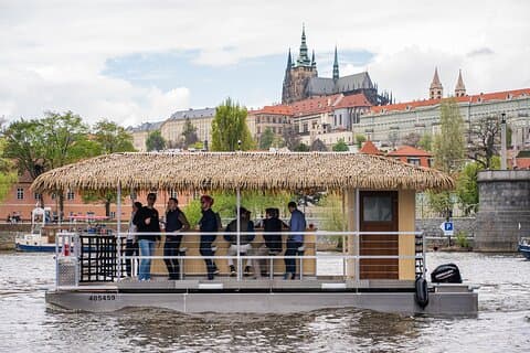 Tour privado en barco Tiki de fiesta en Praga: el bar flotante