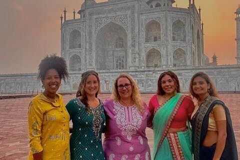 Day Tour Of Tajmahal From Bangalore With Car Guide Entrance Meal