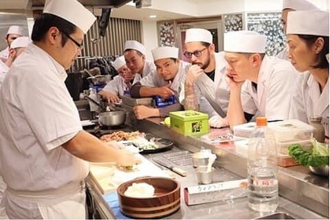 Private Sushi-Zubereitung und Tsukiji-Tour mit zusätzlicher Aktivität