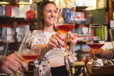 Paring av naturvin og vegetabilsk mat i en bokhandel i Firenze