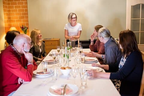Cena tradizionale ceca da 4 portate con vino in una casa locale di Praga