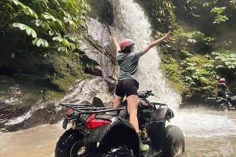 Quadbike Ubud eventyr med tunnel og vandfald tur på Bali