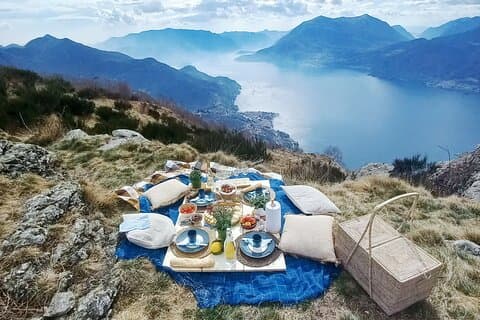 Piquenique exclusivo no sopé dos Alpes com vista para o lago