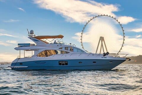 2-hours Shared Yacht Tour in Dubai Marina With Food and Drinks