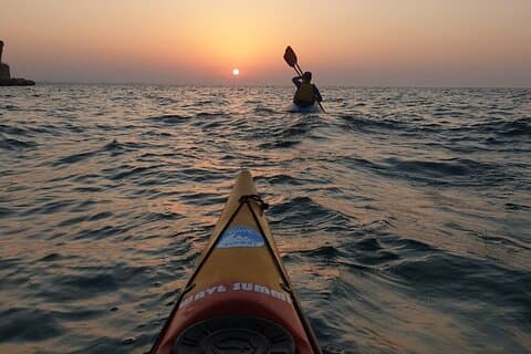 Visite guidée en kayak : coucher de soleil à Qurum, Mascate