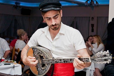 Spettacolo serale con musica tradizionale greca dal vivo e cena a Santorini