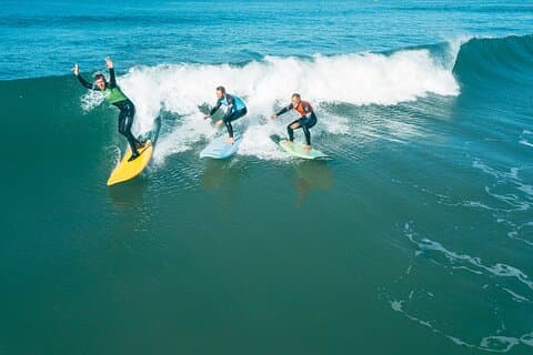Surfea con amigos y familiares en Lisboa