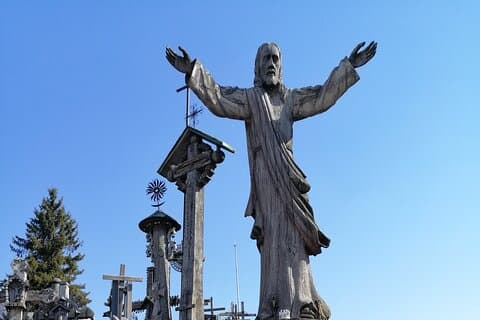 リガから十字架の丘まで5,5時間の小グループツアー