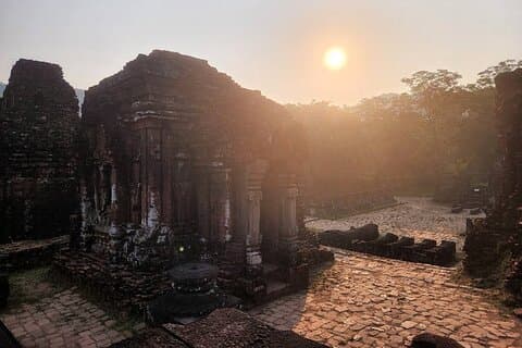 My Son Sunrise PrivateTour mit dem Auto & zurück mit dem Boot (Abholung in Hoi An)