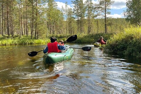 Packrafting en aguas bravas en el río Juutua
