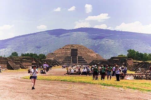 Teotihuacán Pyramids Tour, Guadalupe Sanctuary og 3 kulturer
