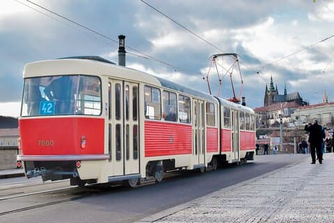 Praha Hopp på Hopp av sightseeingtrikk
