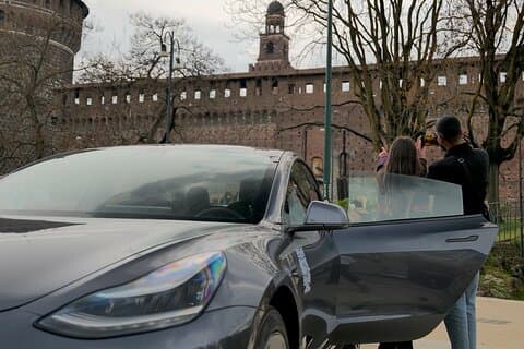 Tour de Milán por Tesla fotografiando las bellezas de la ciudad