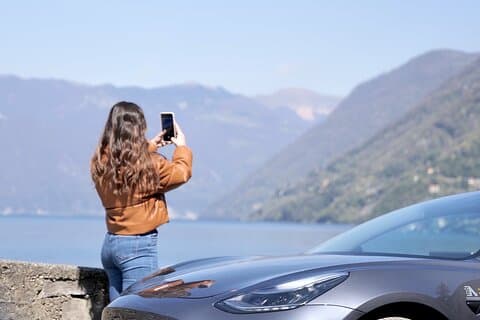 Tour durch Como mit Tesla zum Fotografieren der Schönheiten des Sees