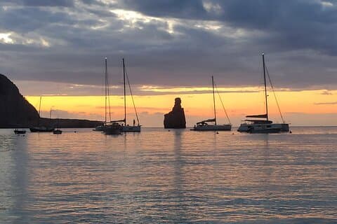 Giro turistico di un giorno lungo la costa orientale e settentrionale di Ibiza!