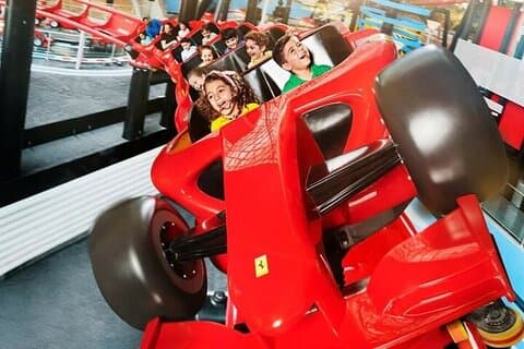 Adgangsbilletter til Ferrari World Fast Track med privat overførsel