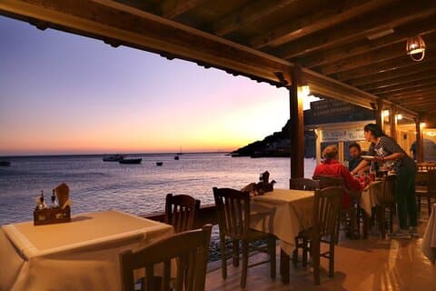 Tour privato al tramonto enogastronomico dei sapori di Santorini