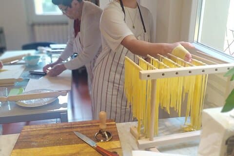 Experiência de aula de culinária privada e autêntica com a família