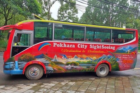 Pokhara: excursão econômica não guiada por ônibus compartilhado